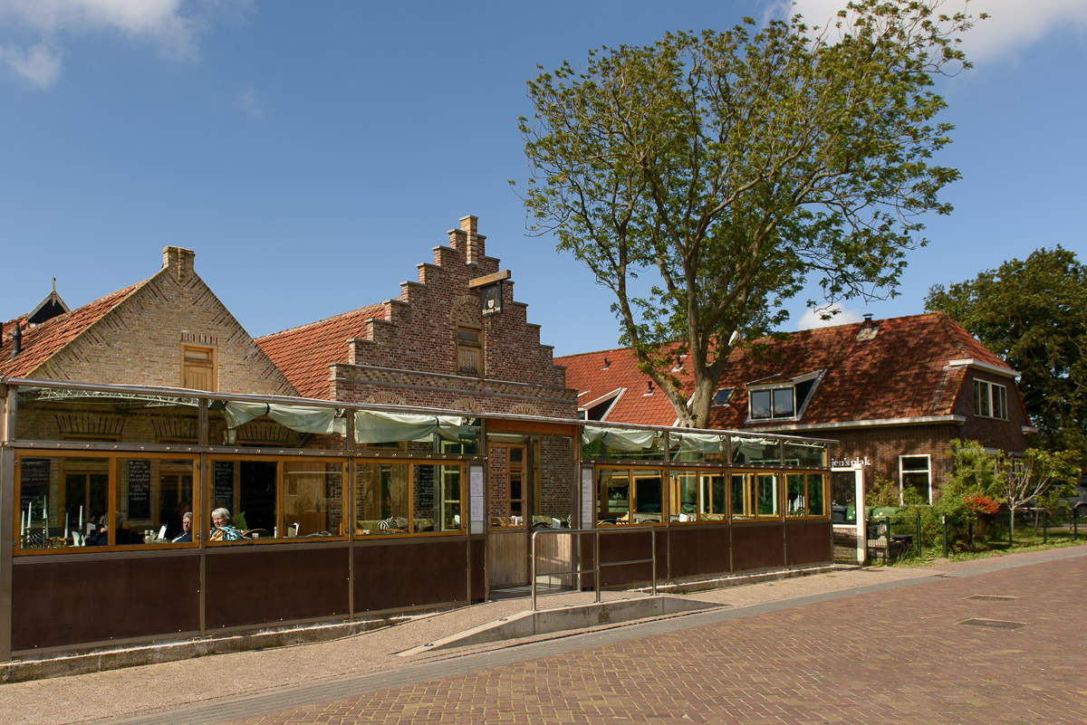 Café-Restaurant Hessel met overdekt terras